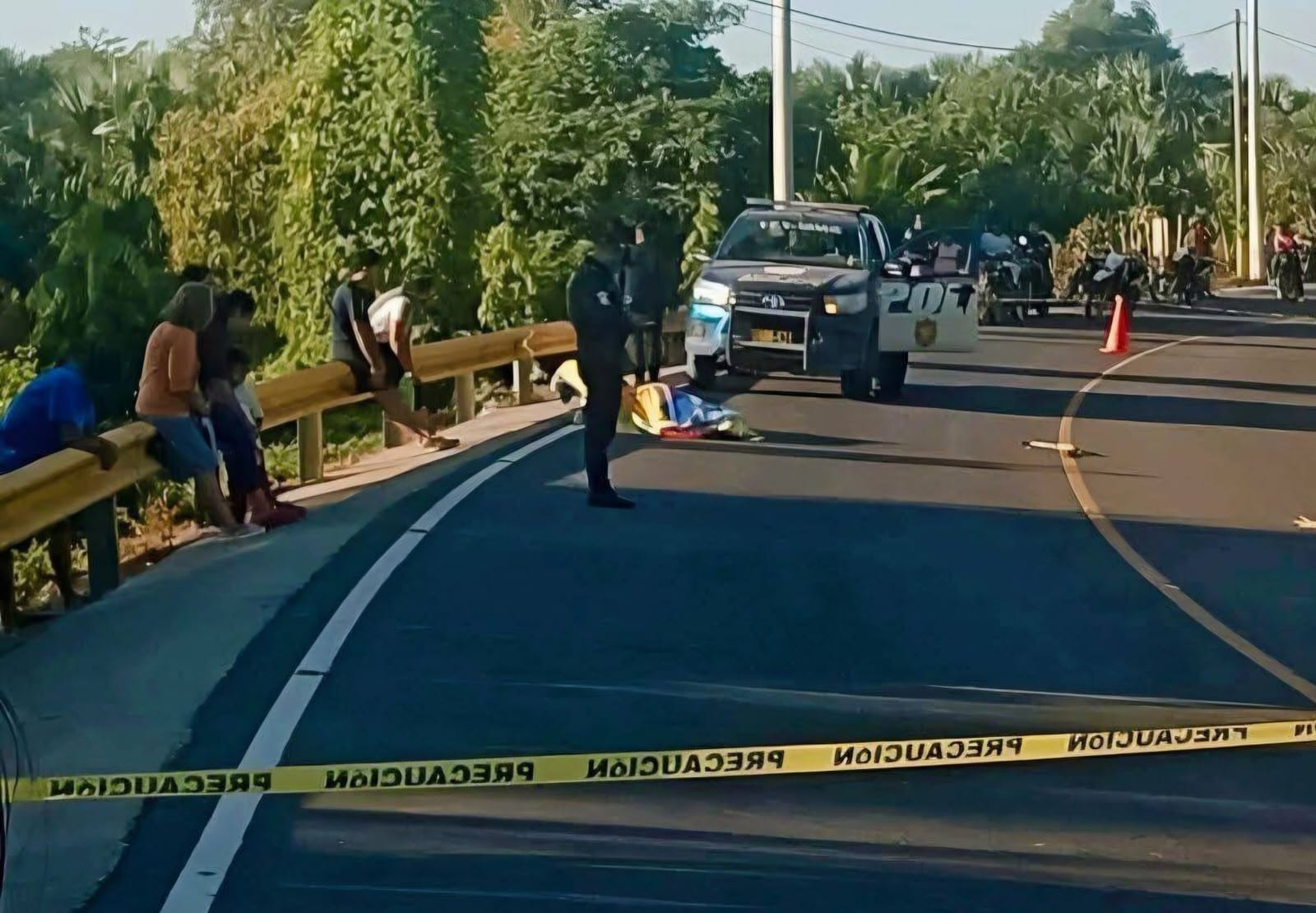 Elementos policiales acordonaron el área donde quedó el cuerpo del concejal de Ocós.