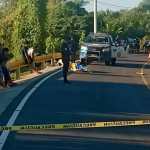 Elementos policiales acordonaron el área donde quedó el cuerpo del concejal de Ocós.