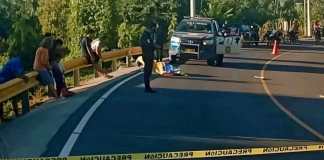 Elementos policiales acordonaron el área donde quedó el cuerpo del concejal de Ocós.