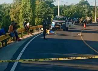 Elementos policiales acordonaron el área donde quedó el cuerpo del concejal de Ocós.