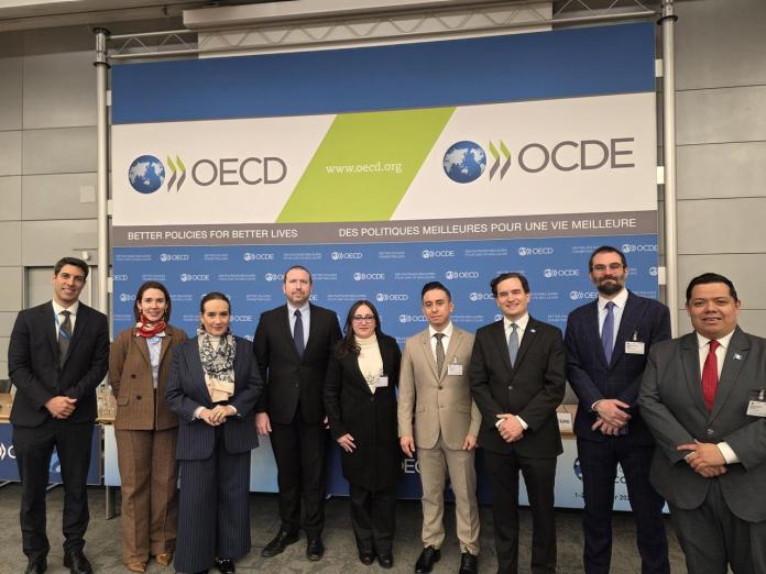 Directores y el superintendente de Competencia en un foro en París, Francia. Foto: Superintendencia de Competencia