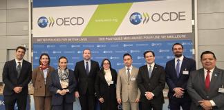 Directores y el superintendente de Competencia en un foro en París, Francia. Foto: Superintendencia de Competencia