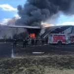 Una avioneta se desplomó este lunes 15 de diciembre en inmediaciones del Aeropuerto Internacional de Toluca, México.