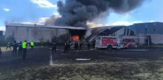 Una avioneta se desplomó este lunes 15 de diciembre en inmediaciones del Aeropuerto Internacional de Toluca, México.