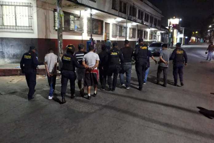 Integrantes del Barrio-18 fueron detenidos en Escuintla, a quienes se les acusa de atacar a comercios y camiones. Foto: PNC