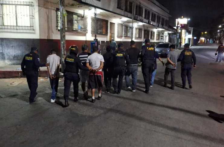 Integrantes del Barrio-18 fueron detenidos en Escuintla, a quienes se les acusa de atacar a comercios y camiones. Foto: PNC