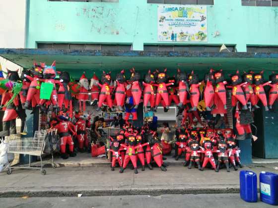 Las figuras de varios tamaños ya se venden en las piñaterías ubicadas en las cercanías del parque Colón. Foto La Hora: Heidi Loarca