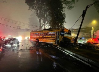 Un autobús de transporte colectivo y un tráiler protagonizaron un fuerte accidente en el kilómetro 15.5 de la carretera a El Salvador. Foto: Sebastian Siero