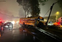 Video: Así fue el accidente entre autobús y tráiler en el km 15.5 carretera al El Salvador Un autobús de transporte colectivo y un tráiler protagonizaron un fuerte accidente en el kilómetro 15.5 de la carretera a El Salvador. Foto: Sebastian Siero