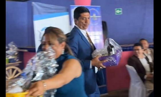 Mynor Moto regaló canastas navideñas en uno de los eventos. Foto La Hora: Brujula Gremial Gt