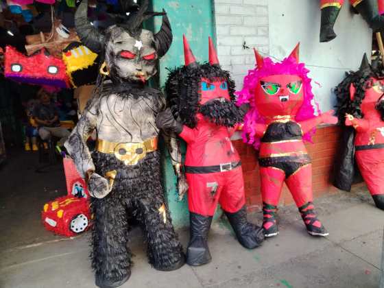 Las figuras de varios tamaños ya se venden en las piñaterías ubicadas en las cercanías del parque Colón. Foto La Hora: Heidi Loarca