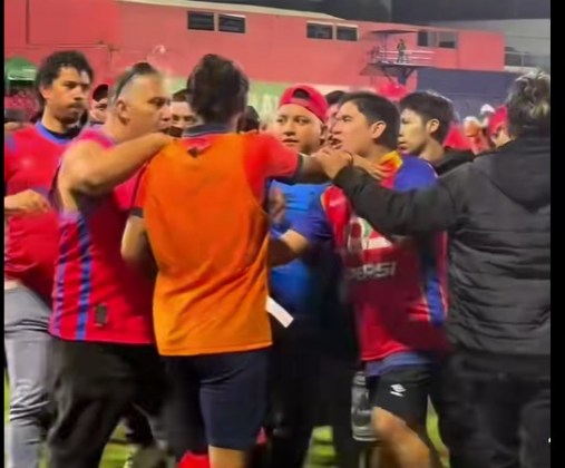 Uno de los rostros en los disturbios de la final en El Tr&eacute;bol. Foto La Hora: RRSS