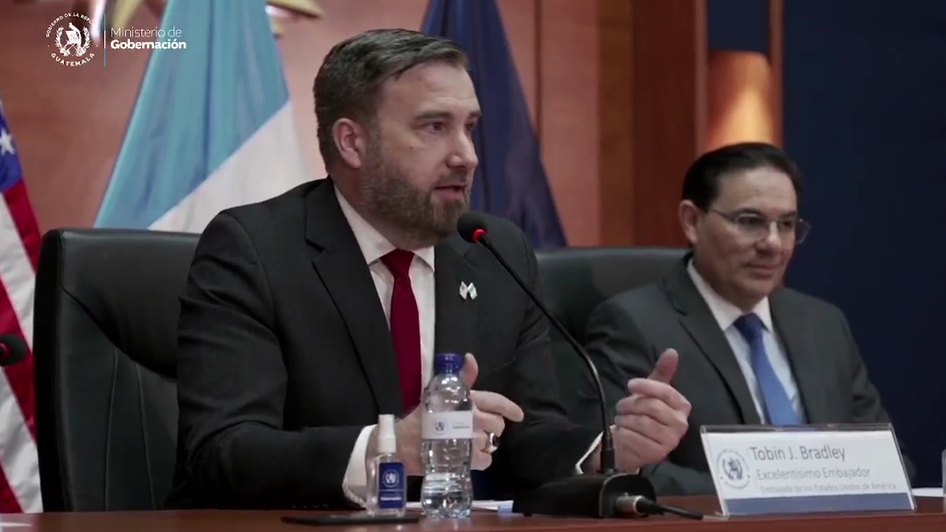 Cualquier persona que apoye a B-18 o MS-13 será considerada terrorista, afirma embajador de EE. UU.