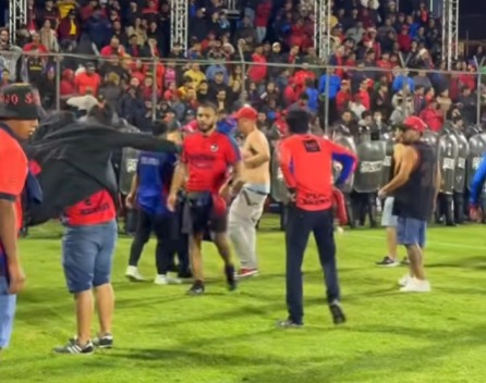 Uno de los rostros en los disturbios de la final en El Tr&eacute;bol. Foto La Hora: RRSS