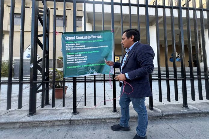 chicgiammattei El diputado José Chic cuelga una pancarta frente al Ministerio Público en contra de Alejandro Giammattei y Miguel Martínez. Foto: Cortesía