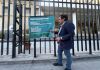 El diputado José Chic cuelga una pancarta frente al Ministerio Público en contra de Alejandro Giammattei y Miguel Martínez. Foto: Cortesía