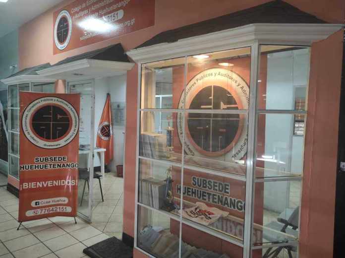 El Colegio de Economistas de Guatemala advierte de una modalidad de estafa que han detectado que terceros realizan usando el nombre de la entidad.. Foto La Hora: CECAA