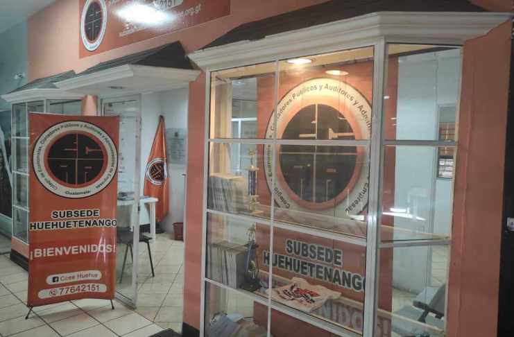 El Colegio de Economistas de Guatemala advierte de una modalidad de estafa que han detectado que terceros realizan usando el nombre de la entidad.. Foto La Hora: CECAA