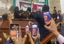 Sesión del Congreso de México termina en enfrentamientos entre Morena y PAN Legisladores de Morena y del PAN protagonizaron empujones, gritos y enfrentamientos físicos en el pleno.