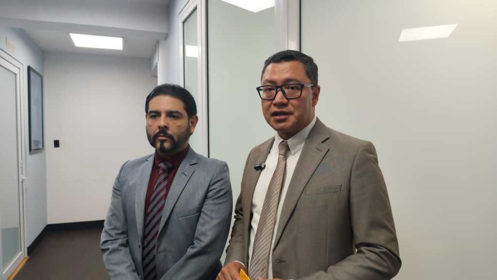 Los abogados Guillermo Alfonso Cifuentes de León y Erick Samuel Morales Román, integrantes de Alianza Unida por el Gremio (AUG). Foto La Hora: Engelberth Blanco