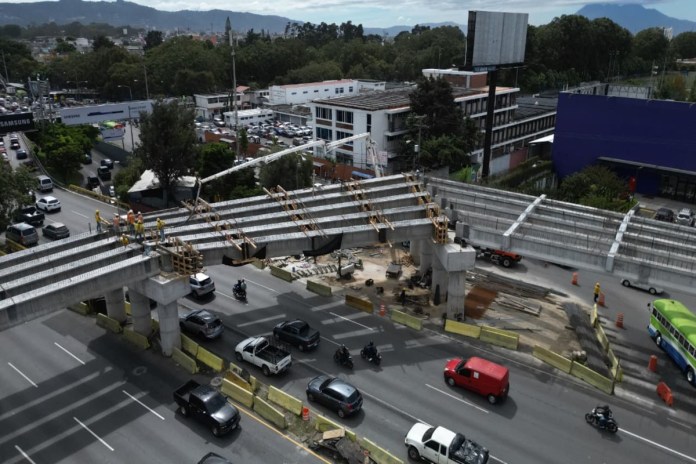 desnivelroosevelt El director del FSS, Pedro Martínez, informa los pendientes del paso a desnivel que se construye en la calzada Roosevelt. Foto: Fondo Social de Solidaridad