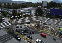 El director del FSS, Pedro Martínez, informa los pendientes del paso a desnivel que se construye en la calzada Roosevelt. Foto: Fondo Social de Solidaridad