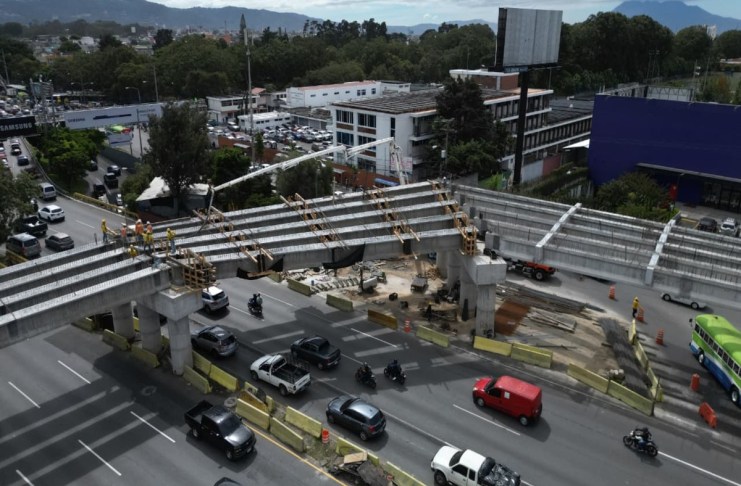 El director del FSS, Pedro Martínez, informa los pendientes del paso a desnivel que se construye en la calzada Roosevelt. Foto: Fondo Social de Solidaridad