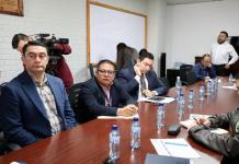 El director del Sistema Penitenciario, Guillermo López, informa al diputado José Chic, de una denuncia por un preso contra el subdirector operativo. Foto: Congreso de la República
