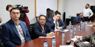 El director del Sistema Penitenciario, Guillermo López, informa al diputado José Chic, de una denuncia por un preso contra el subdirector operativo. Foto: Congreso de la República