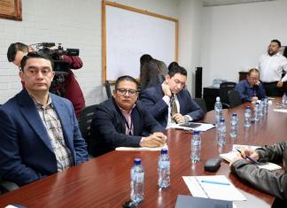 El director del Sistema Penitenciario, Guillermo López, informa al diputado José Chic, de una denuncia por un preso contra el subdirector operativo. Foto: Congreso de la República