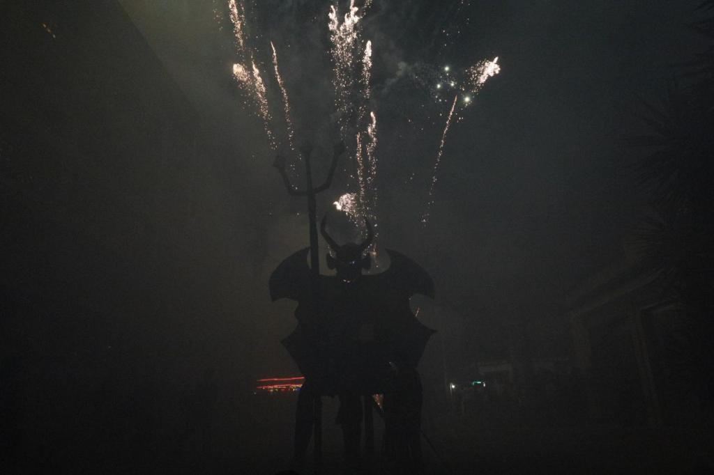 El presidente estadounidense, Donald Trump, se convirtió en la figura de la tradicional quema del diablo en la zona 5. Foto La Hora: Daniel Ramírez