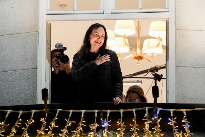 La opositora venezolana María Corina Machado ya está en Oslo La ganadora del Premio Nobel de la Paz, María Corina Machado, saluda desde el balcón del Grand Hotel de Oslo, Noruega. Foto La Hora: EFE