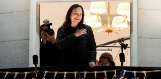 La ganadora del Premio Nobel de la Paz, María Corina Machado, saluda desde el balcón del Grand Hotel de Oslo, Noruega. Foto La Hora: EFE