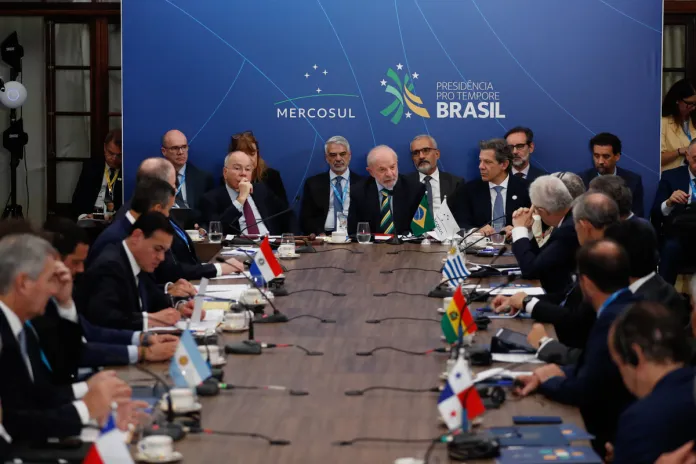 Mercosur El presidente de Brasil, Luiz Inácio Lula da Silva (c), habla durante la Sesión Plenaria de la Cúpula de jefes de Estado de los Estados Partes de Mercosur y de los Estados Asociados este sábado. Foto La Hora: EFE