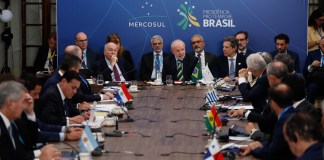 El presidente de Brasil, Luiz Inácio Lula da Silva (c), habla durante la Sesión Plenaria de la Cúpula de jefes de Estado de los Estados Partes de Mercosur y de los Estados Asociados este sábado. Foto La Hora: EFE