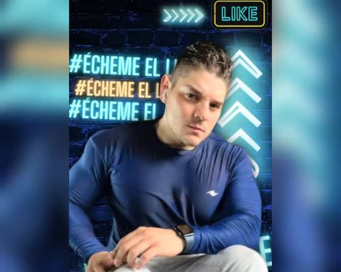 "Écheme el like" es el lema de Johnny Ayala Montenegro en las redes sociales. 