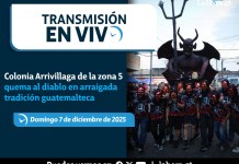 Vecinos de la colonia Arrivillaga, en la zona 5 de la Ciudad de Guatemala, participan este 7 de diciembre en la tradicional quema del diablo