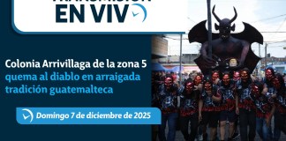 Vecinos de la colonia Arrivillaga, en la zona 5 de la Ciudad de Guatemala, participan este 7 de diciembre en la tradicional quema del diablo