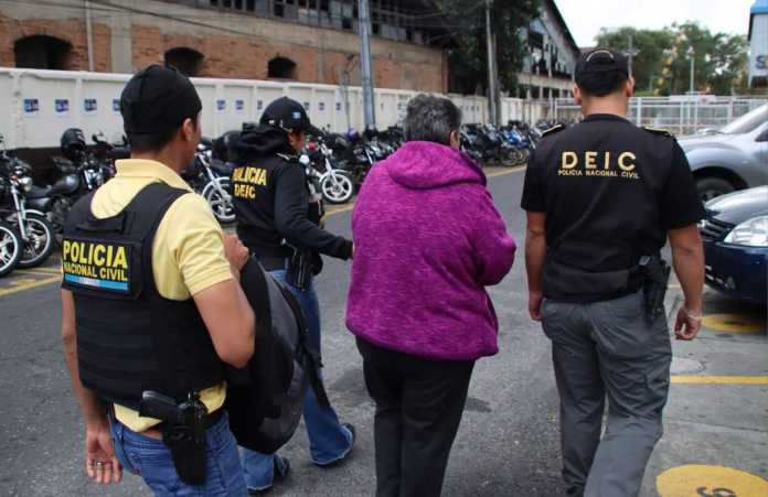 Cinco personas fueron detenidas por presunta vinculación a una red de estafas.