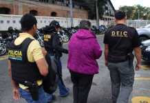 Cinco personas fueron detenidas por presunta vinculación a una red de estafas.