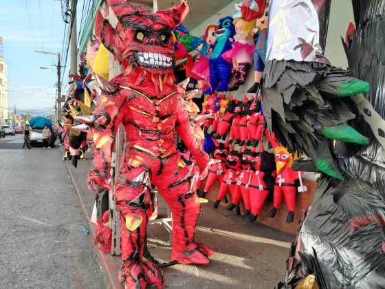 Las figuras de varios tamaños ya se venden en las piñaterías ubicadas en las cercanías del parque Colón. Foto La Hora: Heidi Loarca