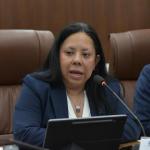La viceministra de Finanzas, Débora Alvarado, responde por los fondos a los Codedes. Foto: La Hora / José Orozco