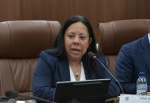 La viceministra de Finanzas, Débora Alvarado, responde por los fondos a los Codedes. Foto: La Hora / José Orozco