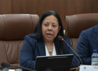 La viceministra de Finanzas, Débora Alvarado, responde por los fondos a los Codedes. Foto: La Hora / José Orozco