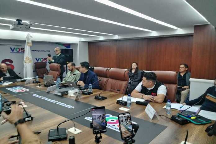 fssaerodromopuerto El viceministro de Comunicaciones, y el director del Fondo Social de Solidaridad, respondieron cuestionamientos de los diputados de VOS. Foto: La Hora