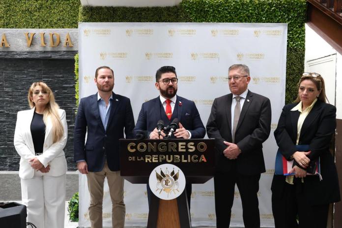 Diputados de las tres comisiones presentaron el dictamen a la iniciativa de ley para permitir el uso de fuerza donde se incluyen a operadores de justicia. Foto: Congreso de la República