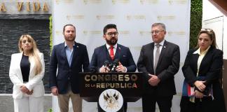 Diputados de las tres comisiones presentaron el dictamen a la iniciativa de ley para permitir el uso de fuerza donde se incluyen a operadores de justicia. Foto: Congreso de la República