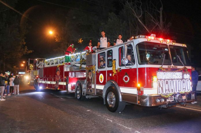 El desfile navideño de los Bomberos Voluntarios es un recorrido lleno de color, música y tradición.