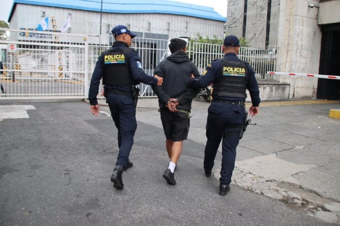 Un hombre con antecedentes por robo es detenido tras asaltar un camión de encomiendas en vísperas de Navidad