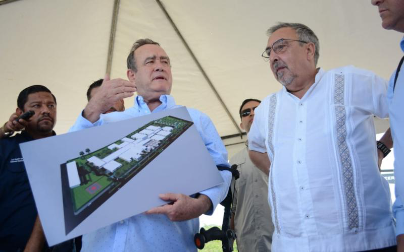 En junio de 2023, Alejandro Giammattei y sus ministros de Salud y Comunicaciones visitaron el lugar donde se ubicaría el nuevo hospital de San Benito. Desde entonces, no hay avances. Foto: La Hora/SCSP